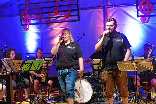 Bild 4: Musikkapelle, Bläserjugend und Gesangverein Hausen vor Wald feiern den Sommer mit hunderten Gästen
