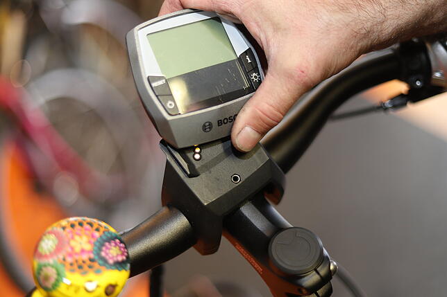 E-Bike-Fahrer sollten das Display immer mitnehmen, wenn sie das Rad stehenlassen.