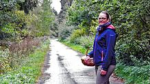 Entlang von Feldwegen, im Wald und auf Wiesen und Feldern rund um Villingen-Schwenningen wird Jeanette Becker beim Kräutersammeln ...