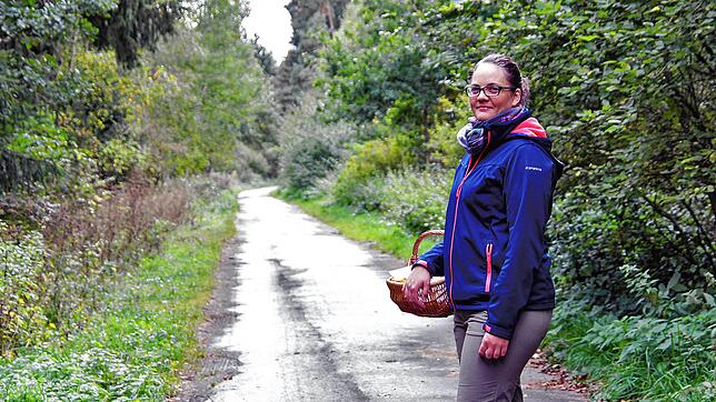 Entlang von Feldwegen, im Wald und auf Wiesen und Feldern rund um Villingen-Schwenningen wird Jeanette Becker beim Kräutersammeln ...