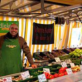 Matthias Indlekofer fühlt sich an seinem Obstbau-Stand sicher. Bilder: Nico Talenta