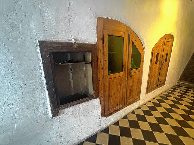 Der historische und bis heute funktionierende Schüttstein im Eingangsbereich sowie heute noch genutzte Wandschränke.