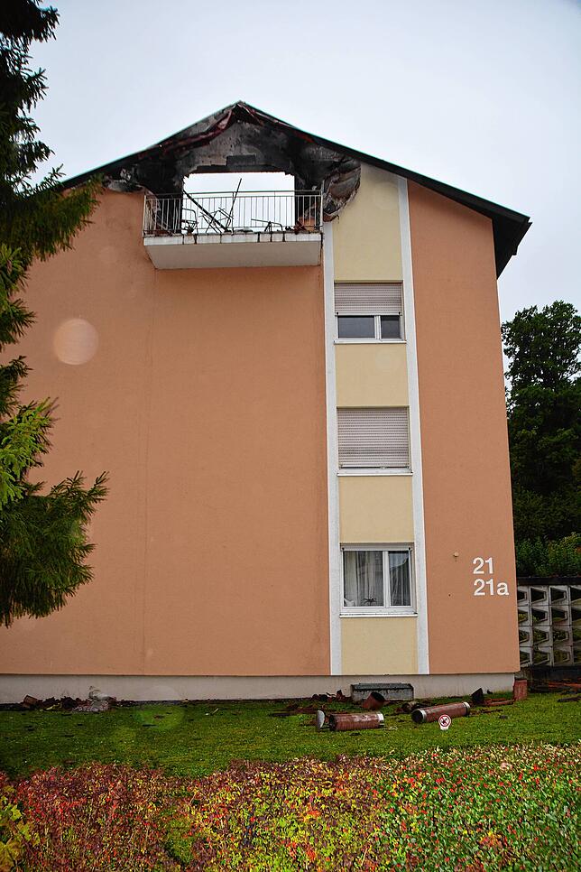 Dach und Fenster fehlen im Dachgeschoss. Ziegel und Teile des Schornsteins liegen noch auf der Wiese.
