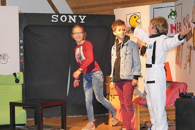 „Seht her, ich bin die Zukunft“: Das Digitalmonster Nils Krause (rechts) versucht, Johannes Götz und Sonja Bogenschütz in ...