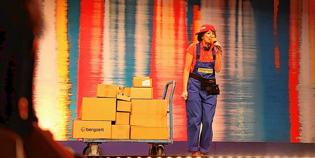 Barbara Mauch mit ihrem &bdquo;Mambo Paketdienst&ldquo; auf der Bühne des Konzils.