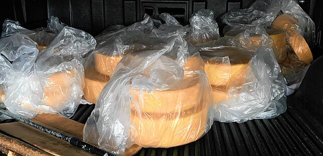 Ein ganzer Kofferraum voll Käse: Ein Schmuggler wollte Laibe mit einem Gesamtgewicht von 340 Kilogramm über die Grenze schleusen.