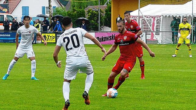 Testspiel für einen sozialen Zweck im Jahnstadion in Meßkirch: Für jedes verkaufte Ticket spendete der SV Meßkirch einen Euro an die ...