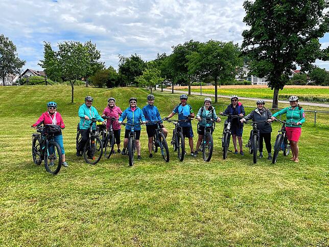 Mit ihren E-Bikes sind die Landfrauen auf dem Fürstenberg gemeinsam mit Trainer Manfred Löffler unterwegs.