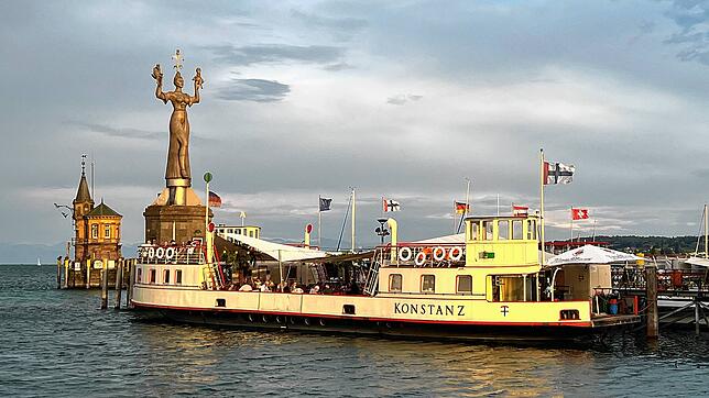 So schön die historische Fähre in der Abendsonne neben der Imperia aussieht: Was mit ihr in Zukunft passiert und wer eine Sanierung ...