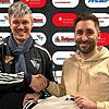 Zusage: Beim SV 08 Laufenburg freut sich Sportchef Norbert Schneider (links) über die Vertragsverlängerung von Trainer Michael Hagmann.