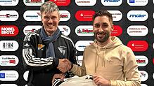Zusage: Beim SV 08 Laufenburg freut sich Sportchef Norbert Schneider (links) über die Vertragsverlängerung von Trainer Michael Hagmann.
