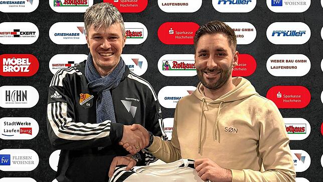 Zusage: Beim SV 08 Laufenburg freut sich Sportchef Norbert Schneider (links) über die Vertragsverlängerung von Trainer Michael Hagmann.