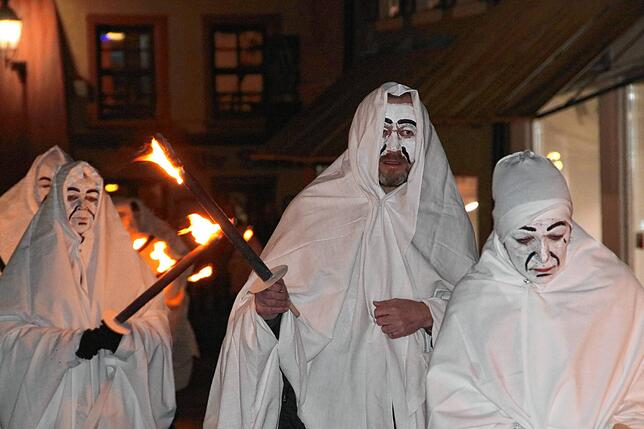 Ein jammender Zug von Hüülern zog durch die Innenstadt von Bad Säckingen.