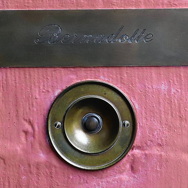 Auf dem Klingelschild stehe es: Hier wohnt Graf Bernadotte.