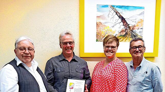 Hier (von links) Pfarrer Andreas Treuer, Frank Duffner (Ehrung 25 Jahre), Ulrike Kienzler (Vorsitzende) und Martin Kentischer ...