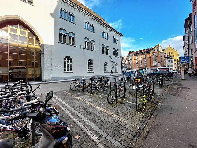 Abstellplätze für Fahrräder sollen direkt vor dem Bürgersaal angeordnet werden. Drei Behindertenparkplätze sowie vier Parkplätze für ...