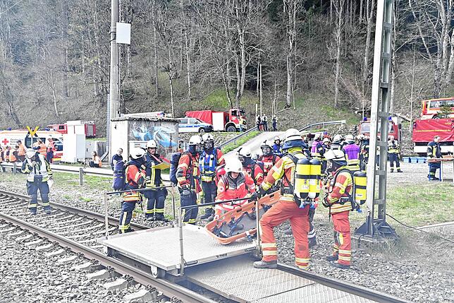 Bild 19: Schwarzwaldbahn: 250 Einsatzkräfte proben Ernstfall im Sommerauer Tunnel