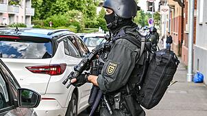 Dutzende schwer bewaffnete Polizisten rücken aus, nachdem Zeugen Schüsse gehört haben.