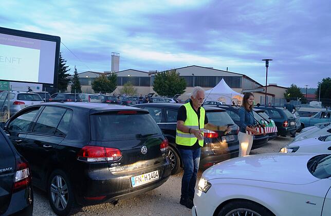 Organisator Eugen Trinler und seine Helfer schaffen es mit viel Ruhe und Freundlichkeit, die Autos in die richtige Position zu bringen.