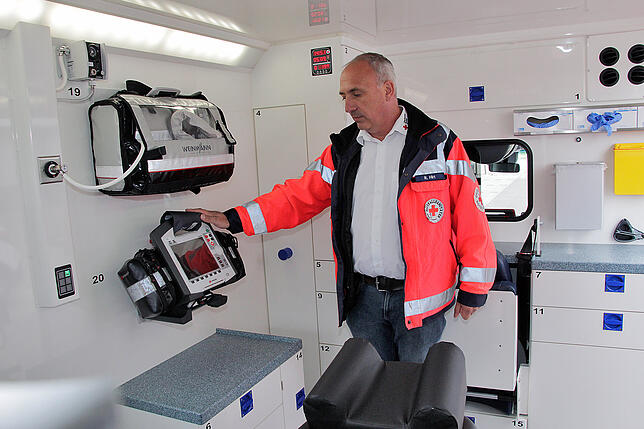 Ralf Hirt erklärt die medizinische Ausstattung im Rettungswagen.