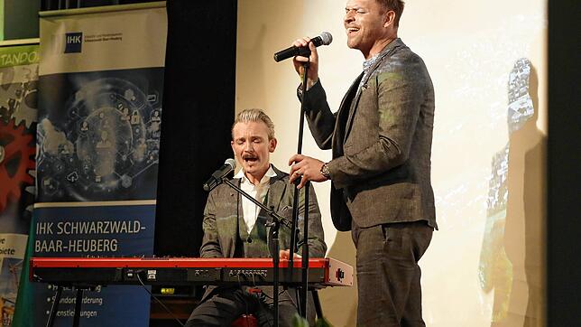 Beim Blumberger Wirtschaftstag 2019 performen Sebastian Schnitzer (Keyboard) und Thomas Sausen den Blumberg Song &bdquo;leben und ...