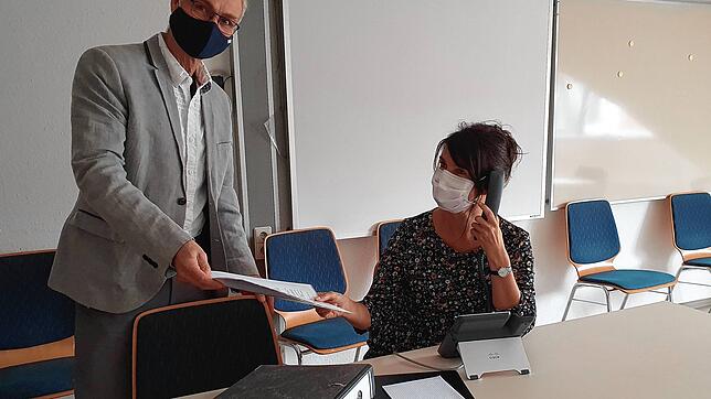 Kontaktnachverfolgung im Gesundheitsamt Waldshut: Amtsleiter Jürgen Thoß und Mitarbeiterin Martina Benz. (Das Bild wurde aus Gründen des ...