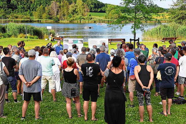Rund 50 interessierte Besucher ließen sich am Böhringer See von den Fachleuten bei der Stadt Radolfzell über die Problematik der ...