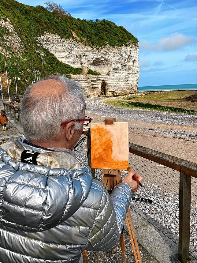 Zuerst muss die Leinwand orange grundiert werden.