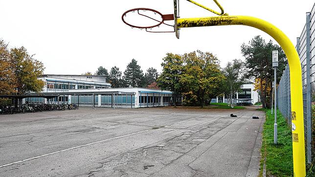 Bietet nicht gerade viele Betätigungsmöglichkeiten und Erholungsflächen: der Pausenhof des Friedrich-Hecker-Gymnasiums.