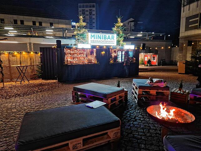 Gemütlich ist es im Winter 2024 vor der Feuerschale am Romanshorner Platz.