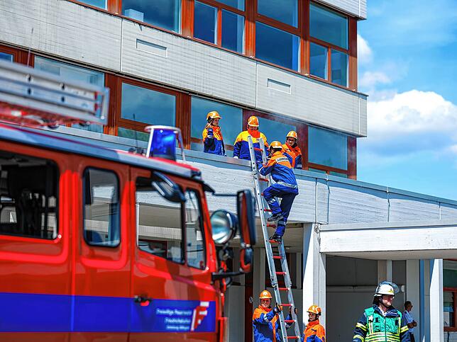 Beim Übungseinsatz müssen die Eingesperrten mit Leitern gerettet werden. Alle anderen Wege sind unzugänglich.