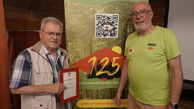 Goldjubiläum: Richard Keller (links) wird vom Vorsitzenden Karl-Heinz May für 50-jährige Mitgliedschaft geehrt.