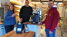 Kaffeepause auf der Zielgeraden: (von links) Marianne Reitberger, Daniel Ulmer und David Tovmasyan auf der Baustelle von ...