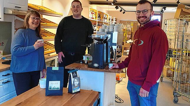 Kaffeepause auf der Zielgeraden: (von links) Marianne Reitberger, Daniel Ulmer und David Tovmasyan auf der Baustelle von ...