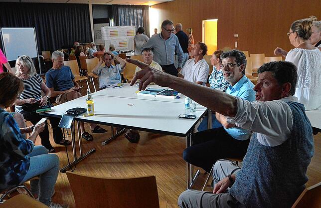 Reiner App (rechts) erläutert Bürgermeister Georg Riedmann die vom Pragma-Institut entwickelten Szenarien.