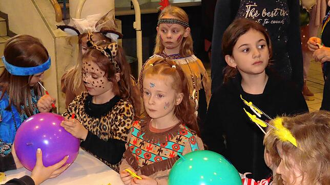 Mit Spiel, Spaß und reichlich Fettigem und Süßem hat der Narrensamen sich beim Kinderumzug und dem anschließenden Kinderball vergnügt.