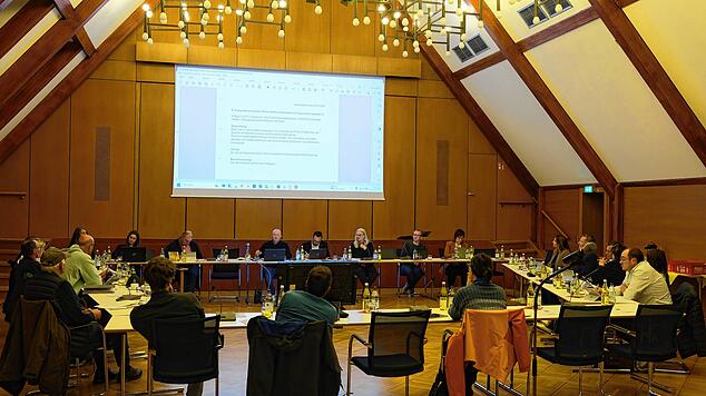 Der Gemeinderat diskutiert über den Haushalt 2025. Am Ende gibt es etliche Sperrvermerke.