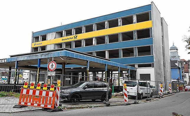 Nur noch ein Gerippe: So präsentiert sich das ehemalige Villinger Postgebäude aktuell Autofahrern und Passanten in der Luisenstraße ...