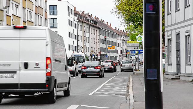 Eine der stationären Blitzanlagen steht in der Ekkehardstraße. Im Jahr 2020 wurden in ganz Singen 16.500 Tempoverstöße vermerkt. Bild: ...