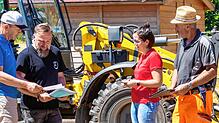 Letzte Absprachen vor der Festlegung der Künstlerarbeitsplätze für die Holzbildhauertage in Grafenhausen (von links): Bürgermeister ...