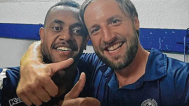 Erfolgreich in der Südsee: Timo Jankowski (rechts) feiert mit U19-Kapitän Samuela Navoce die WM-Qualifikation.