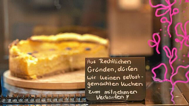 Mit einem Hinweisschild will Café-Betreiberin Maria Arnaldos Diskussionen vorbeugen.