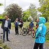 Zwischen Schule und Rathaus soll das Projekt &bdquo;Neue Mitte Beuren&ldquo; entstehen, wie Ortsvorsteher Stephan Einsiedler (links) ...