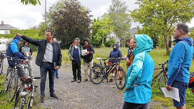 Zwischen Schule und Rathaus soll das Projekt &bdquo;Neue Mitte Beuren&ldquo; entstehen, wie Ortsvorsteher Stephan Einsiedler (links) ...