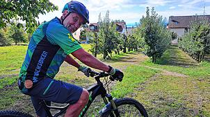 Josef Hänfling aus Markdorf fährt auch im hohen Alter noch regelmäßig mit seinem Mountainbike auf dem Gehro-Trail auf dem Gehrenberg. An ...