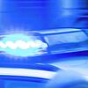 Blaulicht funkelt auf einem Polizeiauto (Symbolbild). Die Polizei rückte zu einem Zoff mit Messerangriff in Ühlingen-Birkendorf aus.