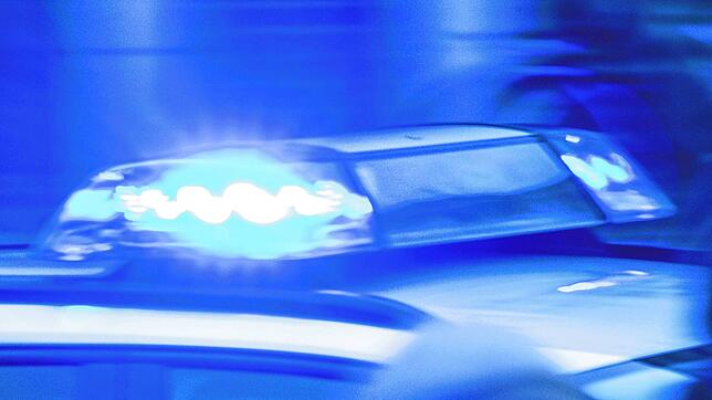 Blaulicht funkelt auf einem Polizeiauto (Symbolbild). Die Polizei rückte zu einem Zoff mit Messerangriff in Ühlingen-Birkendorf aus.