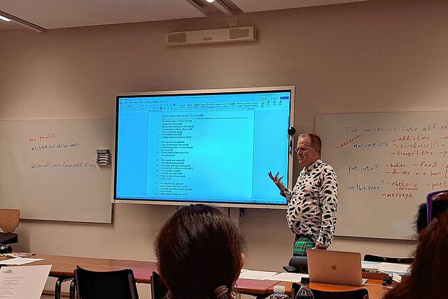 Bei einem Seminar in Basel doziert Andrew Shields über die Songtexte von Taylor Swift.