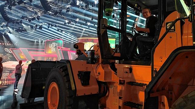 Markus Bohl in dem 30 Tonnen schweren Gefährt. Das Bild entstand bei einer Probe im Vorfeld der letzten „Wetten, dass..?“-Sendung mit ...