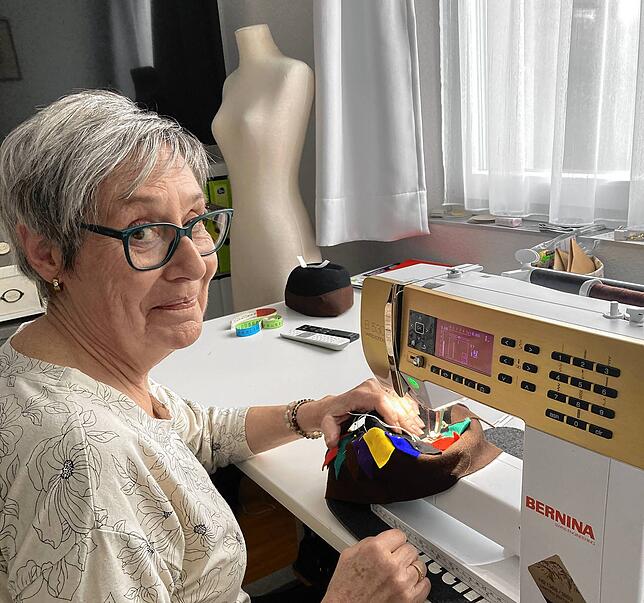 An ihrer Nähmaschine ist Monika Spring in ihrem Element. 100 Stunden verbringt sie in ihrem Atelier, bevor ein Kostüm fertiggestellt ist.